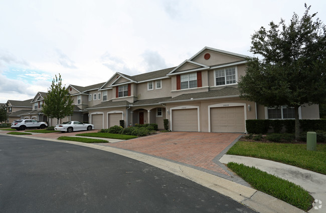 Townhomes junto al lago en Seven Oaks - Lakeside At Seven Oaks