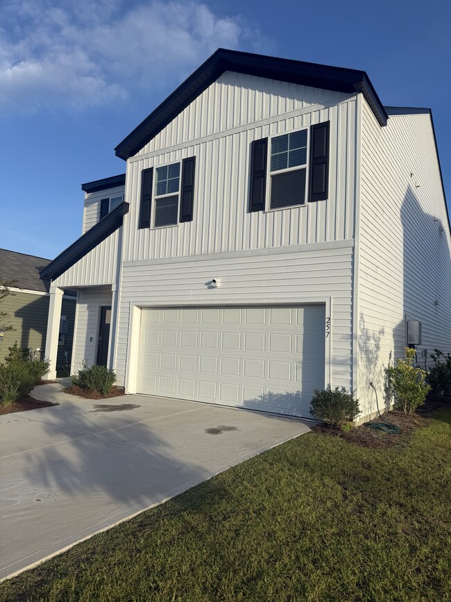 Building Photo - 257 Watersglen Dr
