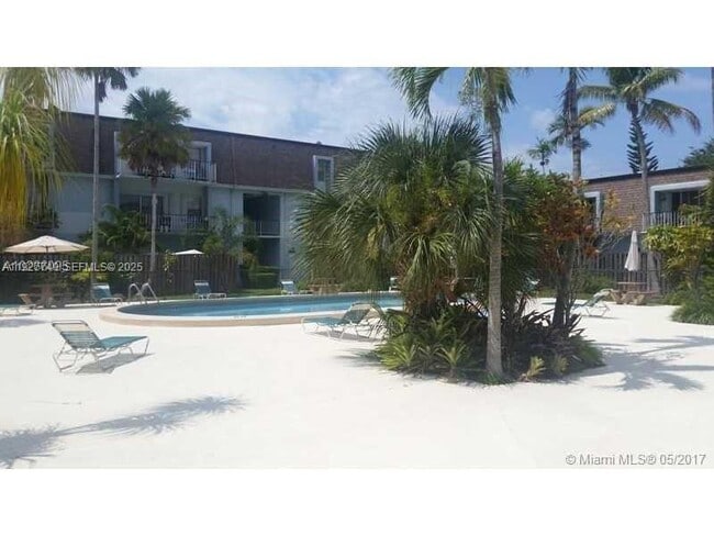 Building Photo - 9651 SW 77th Ave