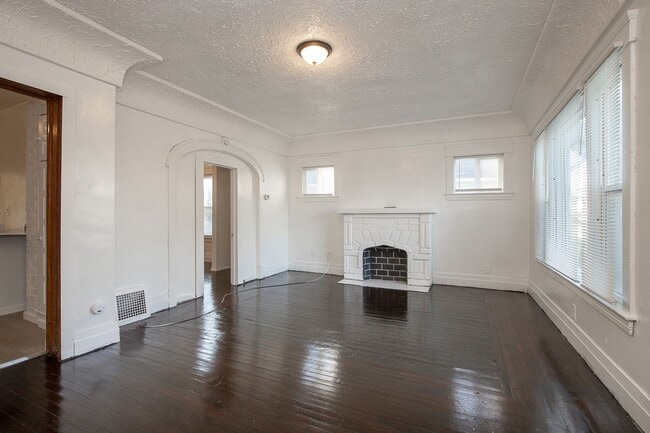 Building Photo - 1025 W 23rd St