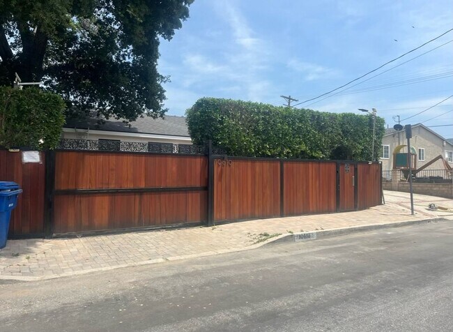 Foto del edificio - Stunning New Construction 2 Bedroom / 1 Ba...