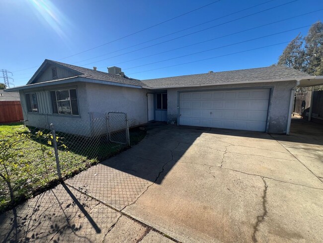 Foto del edificio - Oroville-3 bedroom 1 bath home, garage, yard.