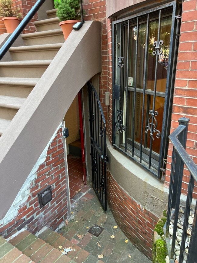 Building Photo - South End 2 Bed Available now - In Unit La...