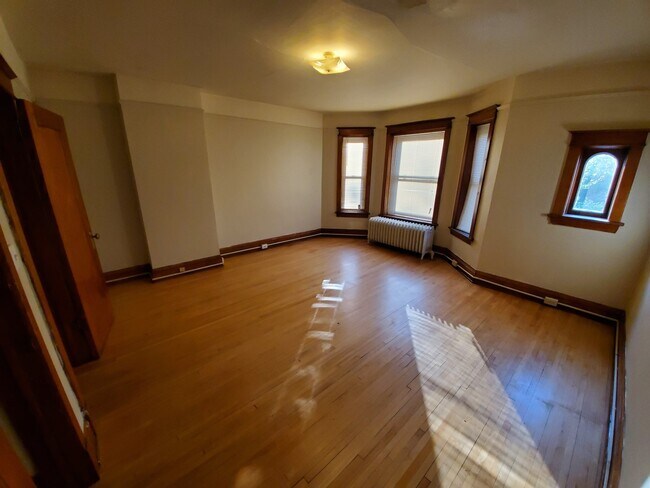 Foto del edificio - AVAILABLE OCT 1st - Spread out in 3 level ...