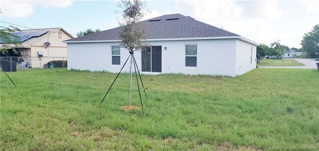 Building Photo - 2078 SE Heathwood Cir