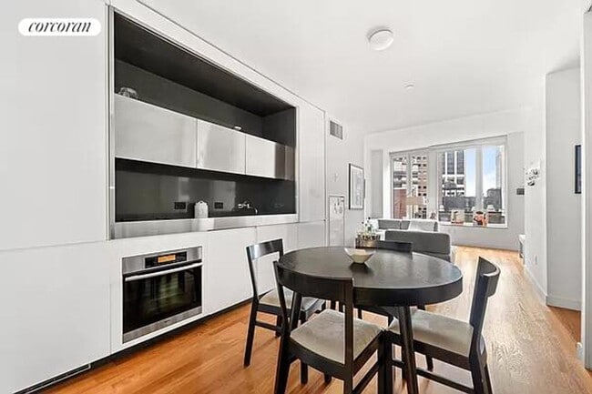 Building Photo - 15 William St