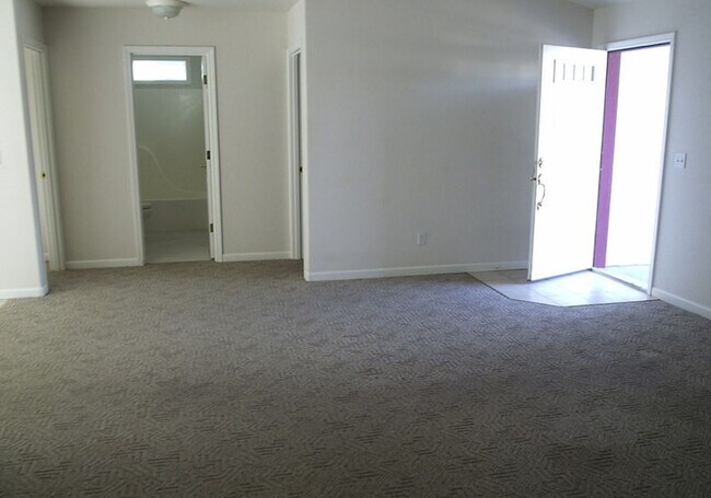 Building Photo - ~Three Bedroom two bath house in Green~