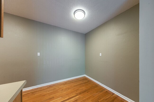 Foto del edificio - Modern 1BR Middle Floor Condo – Pool Access & Utilities