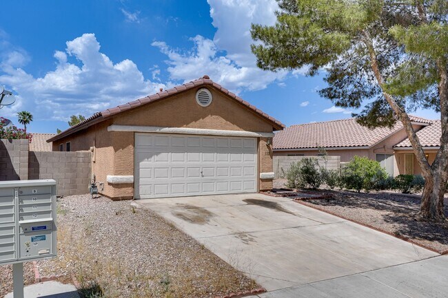 Building Photo - SINGLE STORY WITH 3 BEDROOMS!