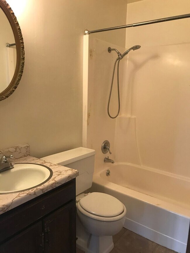 Building Photo - Move-In Today 2 Bedroom 1 Bathroom Apartment Close to Campus!