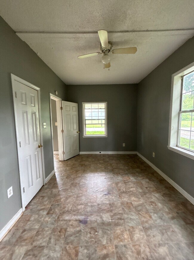 Building Photo - 102 Tuxedo Dr