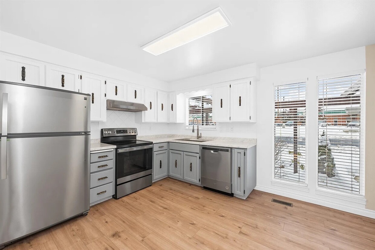 Brand New Remodeled Kitchen - 211 W Hastings Rd