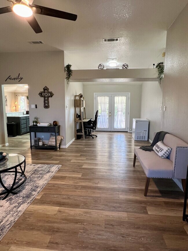 Foto del edificio - 5104 Leaning Oak Dr