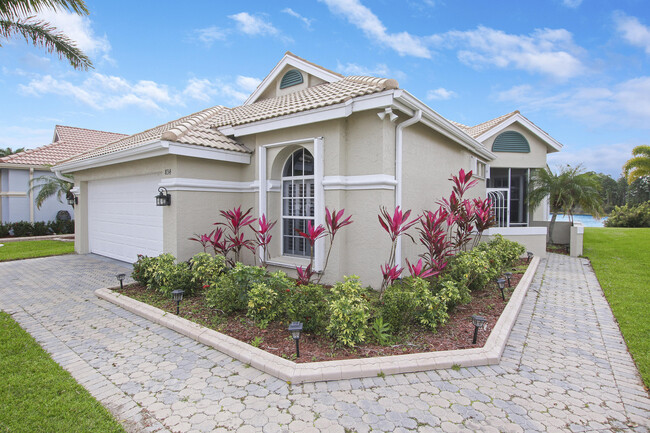 Building Photo - 834 SW Lake Charles Cir