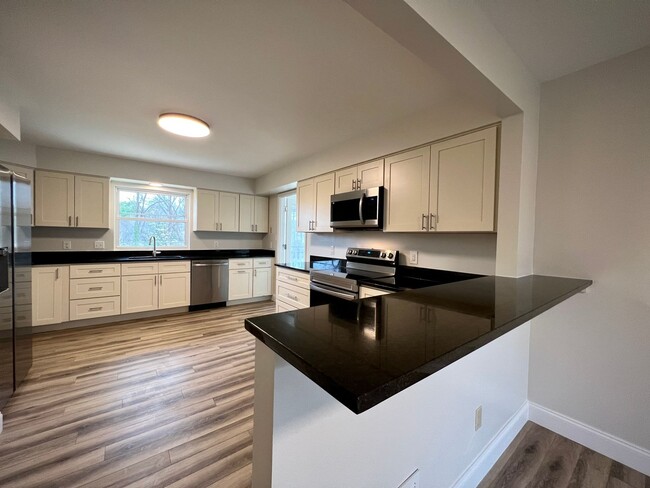 Building Photo - Beautifully Renovated Home!  5 Bedroom, 3 ...