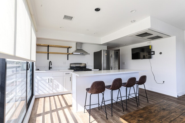 shared kitchen - 1609 W 35th Pl