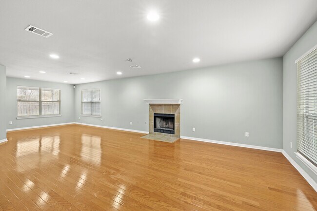 Foto del edificio - 2200 N Shields Dr