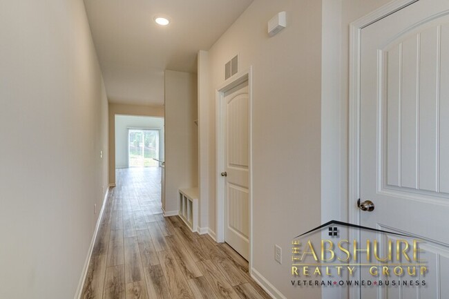 Building Photo - 704 Creekway Dr
