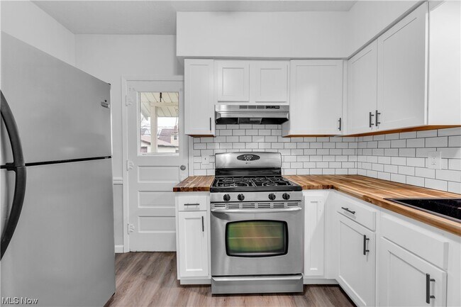 Foto del edificio - 4002 Maplecrest Ave