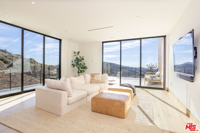 Foto del edificio - 32180 Mulholland Hwy
