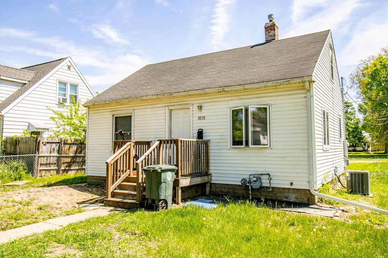 Foto principal - 2 bedroom, 1 bath house in Waterloo