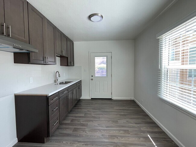 Foto del edificio - Large Brand New One Bedroom Apartment!
