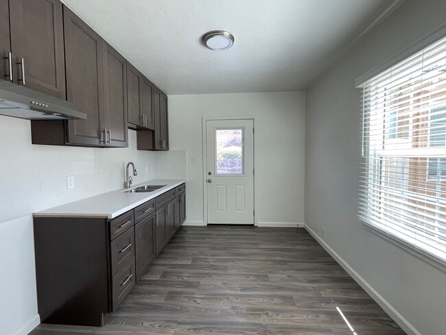 Foto del edificio - Large Upgraded One Bedroom Apartment!