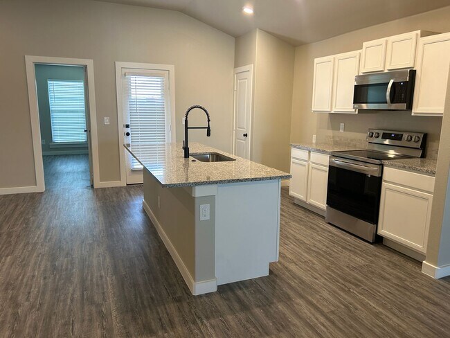 Foto del edificio - Pre-Leasing - Lovely Glowing Home in South...