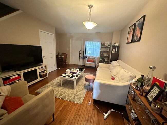 Foto del edificio - 1349 Riggs St NW