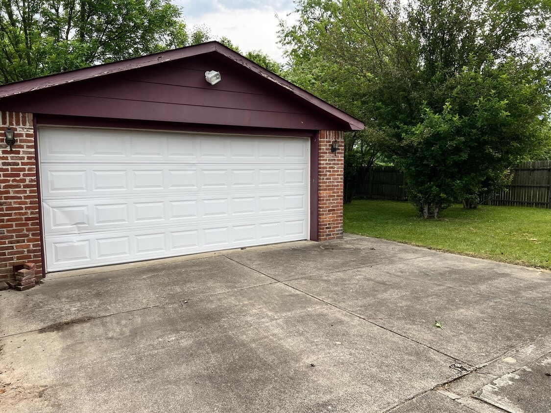 Building Photo - 5807 Larkgrove Dr