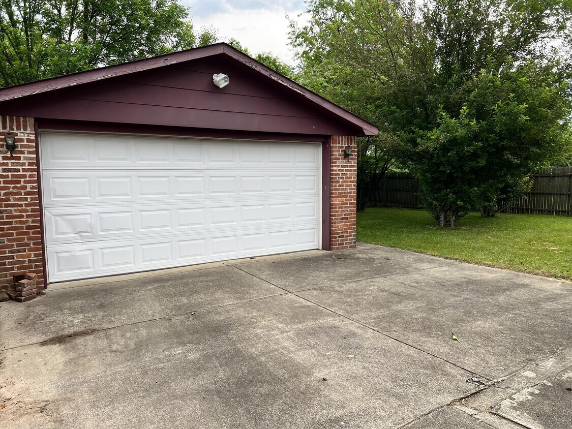 Foto del edificio - 5807 Larkgrove Dr