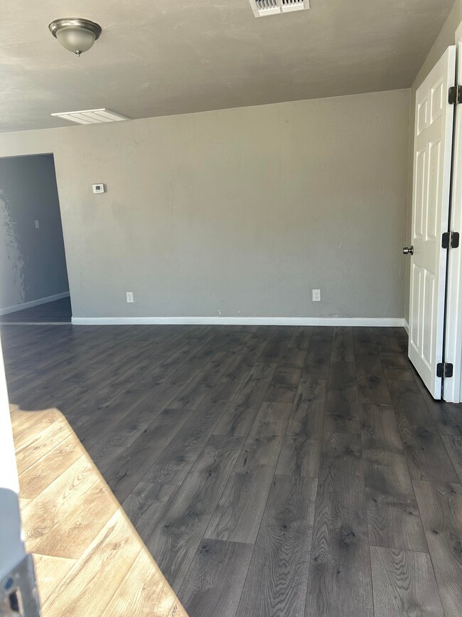 Building Photo - 212 W Blacklidge Dr