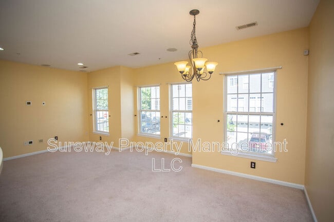 Building Photo - 15 Fawn Ct