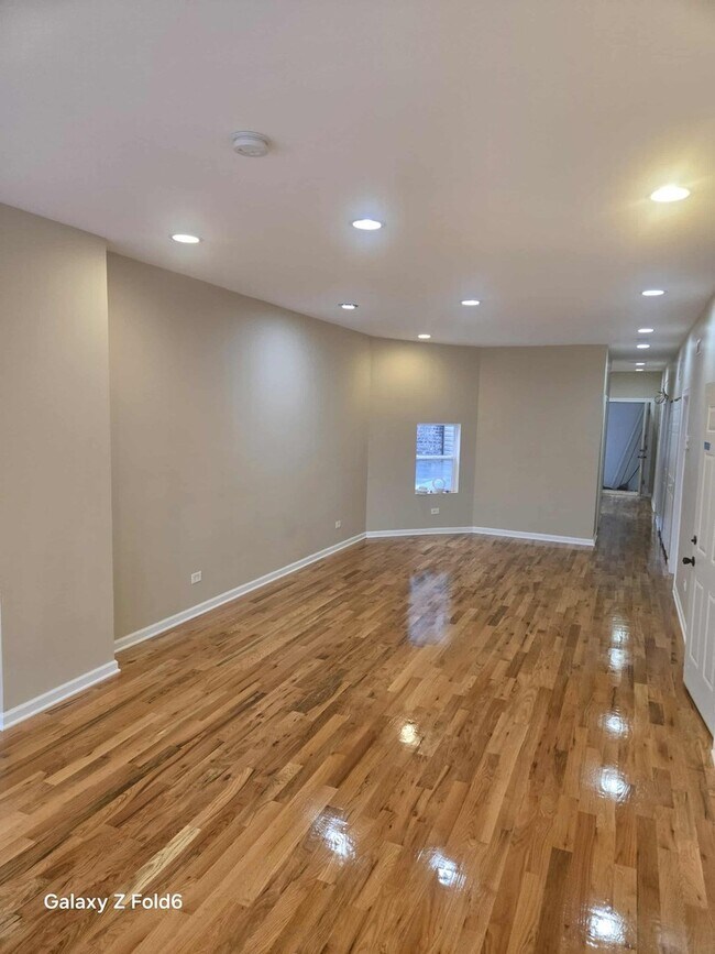 Foto del edificio - 5709 W Irving Park Rd