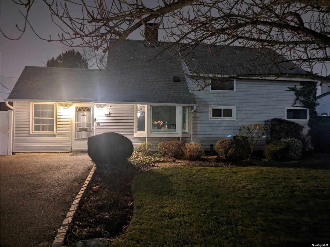 16 Wishing Ln, Hicksville, NY 11801 House Rental in Hicksville, NY