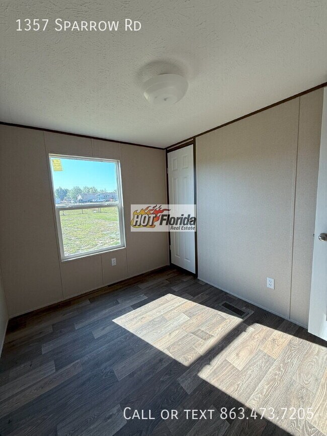 Foto del edificio - 1357 Sparrow Rd
