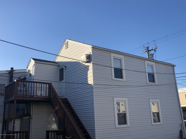Building Photo - 221 Hamilton Ave