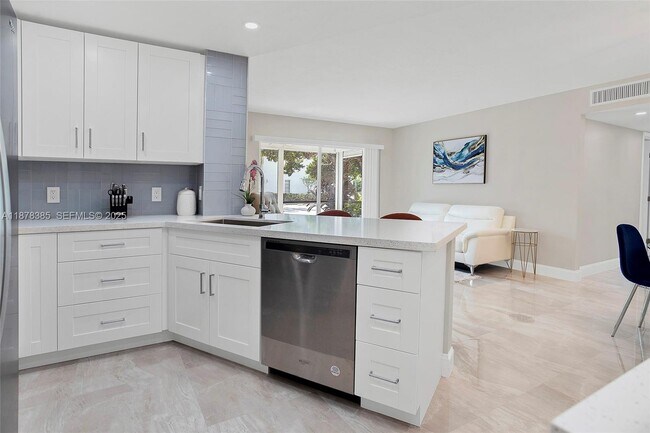 Foto del edificio - 7527 S Oriole Blvd