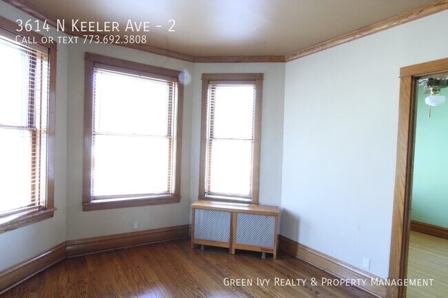 Building Photo - Charming Top Floor Vintage in Irving Park!