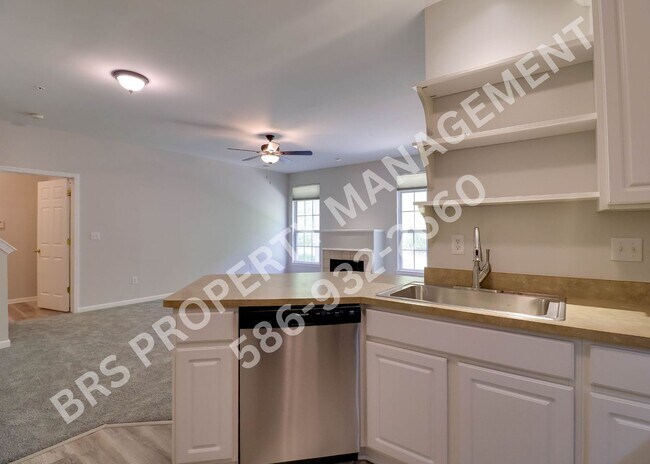 Foto del edificio - Move-In Ready 2BR Condo with Covered Garage in Harrison Township