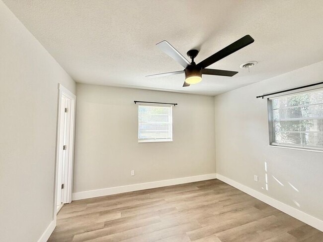 Building Photo - 6509 Julia Dr