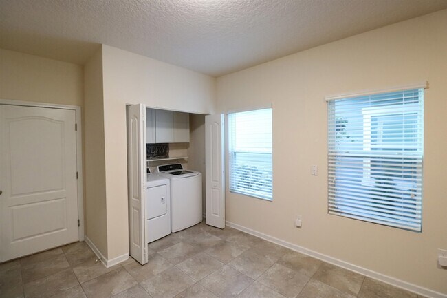 Foto del edificio - 638 Servia Dr