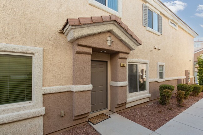 Building Photo - SW 3 br townhome with 2 car garage