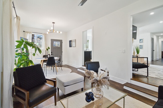 Foto del edificio - Room in House on Pasadena Dr