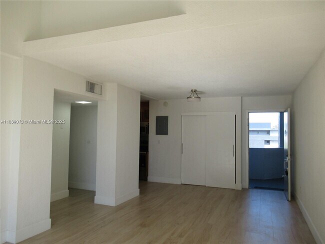 Foto del edificio - 100 Fontainebleau Blvd