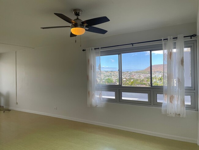 Building Photo - Spacious, Sunny, 11th Floor Corner Unit In...