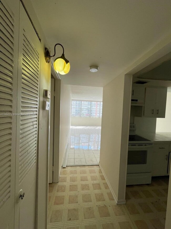 Building Photo - 1301 NE Miami Gardens Dr