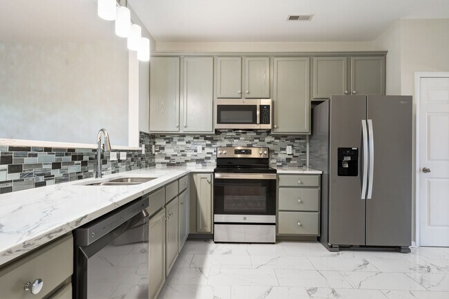 Foto del edificio - Thoughtfully designed 3 bedroom, 2.5 bath townhome with fenced yard
