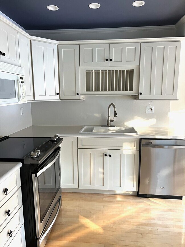 Building Photo - Spectacular Townhome for Rent in La Mesa – Walk to Lake Murray!