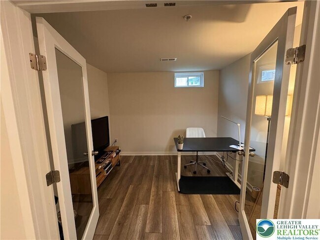 Foto del edificio - 7505 Clayton Ave